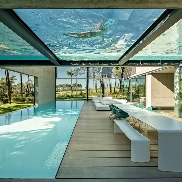 piscina transparente sobre piscina exterior desbordante