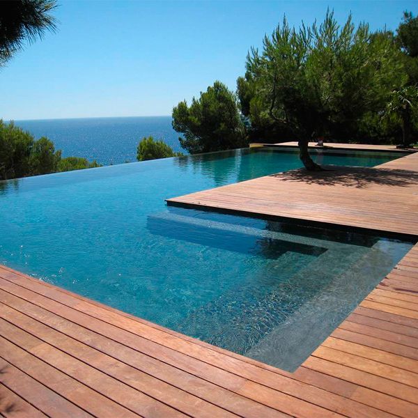 piscine à débordement, par Jacques Hugony, sur une terrasse en bois avec belle vue sur la mer