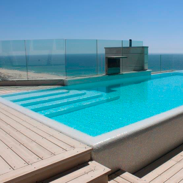 piscine hors sol à débordement sur un terrace par Kabin Pools