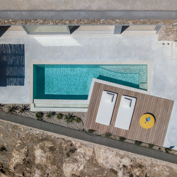 vue drone d´une mini piscine à débordement dans un projet par Kapsimalis Architects