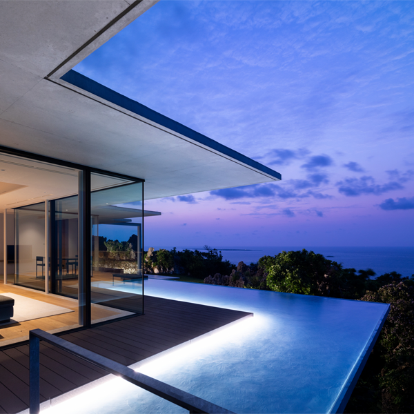 une piscine unique la nuit par Kidosaki Architects Studio