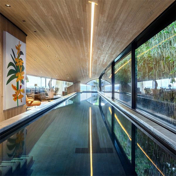 piscine intérieure, style couloir de nage, au design minimaliste, dans un projet par Kovac Design Studio