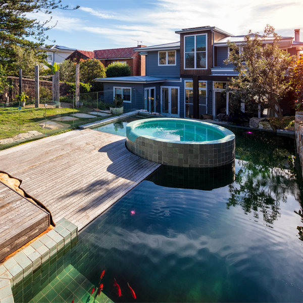 piscine naturelle avec spa par Landforms