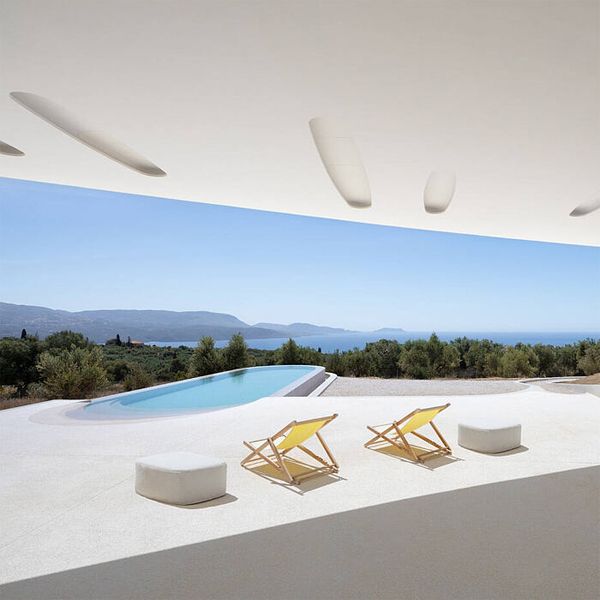 piscine à débordement au design futuriste dans un projet moderne par Lassa Architects