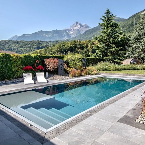 piscine préfabriquée de luxe à débordement, dans un projet de piscine et aménagement paysager par Lattion Veillard