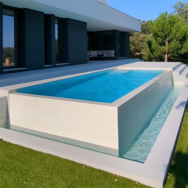 piscine à débordement blanche dans une maison moderne et minimaliste par Made Home