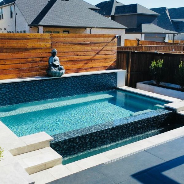 mini piscine à débordement, style zen, par Mirage Custom Pools