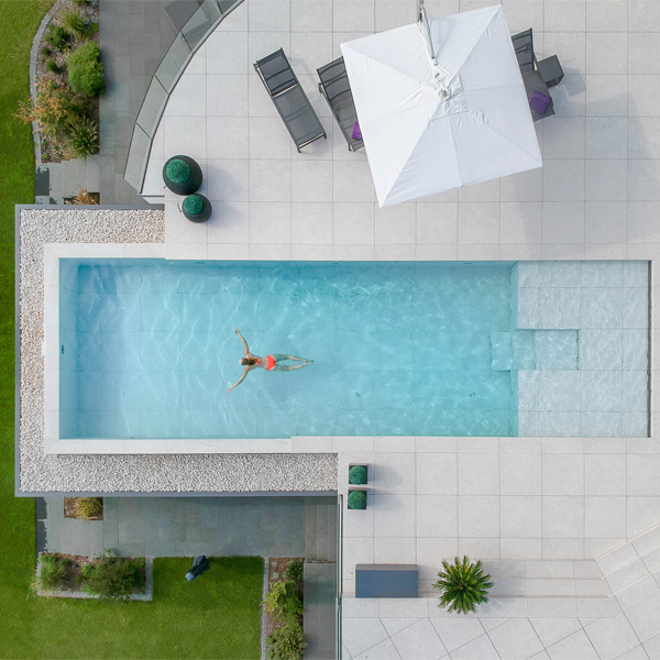 drone view d´une piscine à débordement par MLZ Pools