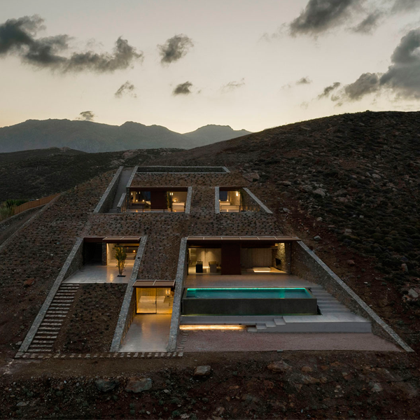 piscine à débordement dans une maison design au coucher du soleil par Mold Architects