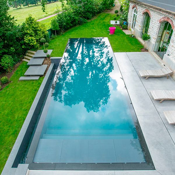piscine à débordement au design minimaliste, dans un projet par Peguet Paysages
