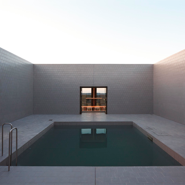 piscine minimaliste avec une paroi de verre par PEZO VON ELLRICHSHAUSEN