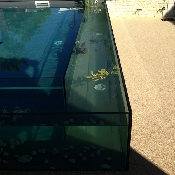 détail d´une piscine transparente par Piscines et Concept