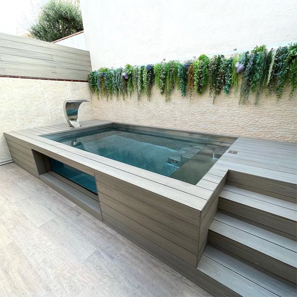 mini piscine avec paroi vitrée dans une terrasse, par Piscines Maresme