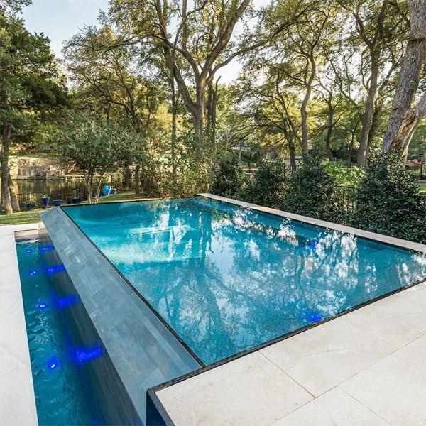 piscine infinity avec un espace à débordement en pente, par Pure Design