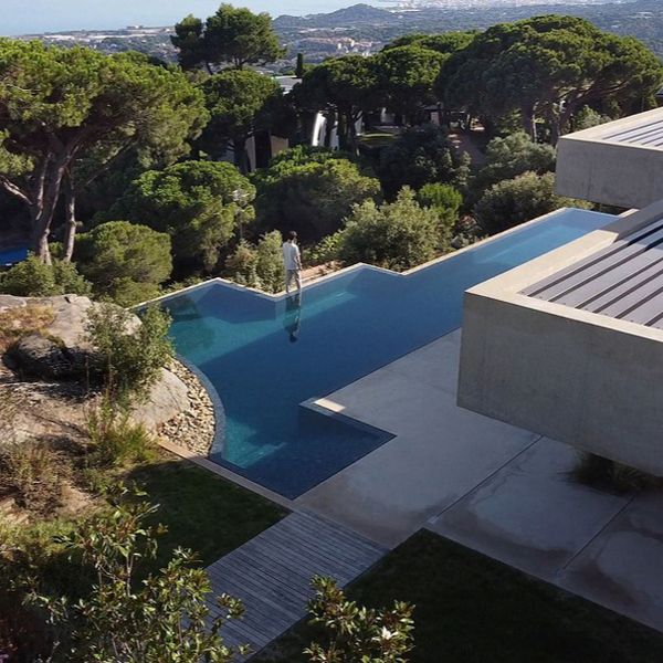 piscine à débordement sur mesure réalisée sur un colline, dans un projet par Ramon Esteve