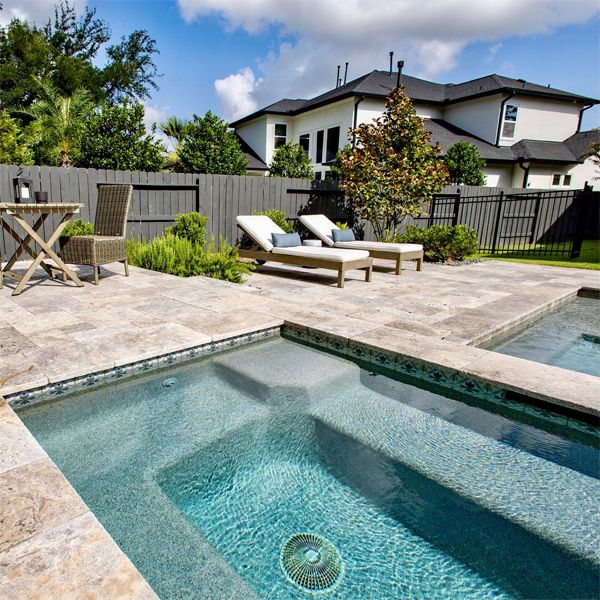 spa et piscine privée dans un jardin avec un sol en pierre, par Smelek Design