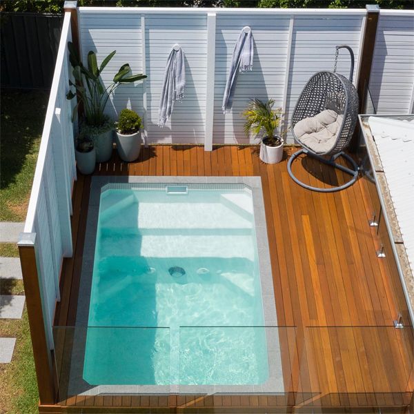 mini piscine par South Coast Plunge Pools, dans une petite cour arrère avec terrasse en bois