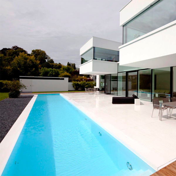 piscina con forma de calle de natación en color blanco