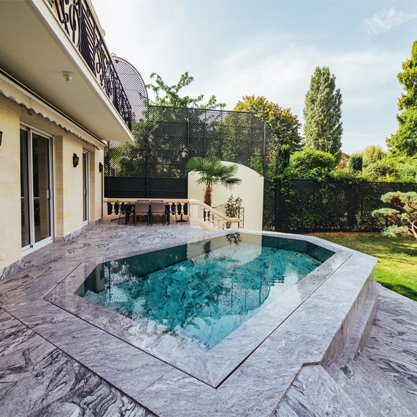 piscine inox de luxe à débordement (effet miroir) avec un fond mobile, par Steel and Style