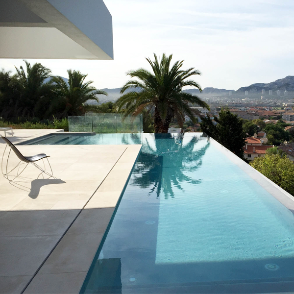 piscine à débordement dans un projet par Togu Architecture à Marseille