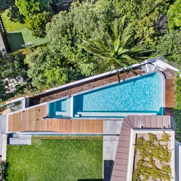 vue drone d´une piscine privée avec spa intégré, entourée d'une terrasse en bois, par Trademark Pools