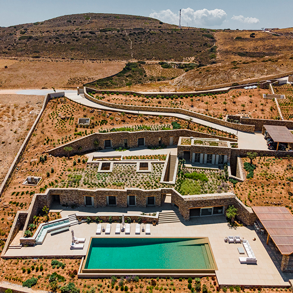 drone vue d'une impressionnante piscine à débordement d'une villa privée sur la montagne en Grèce, par Tsolakis Architects