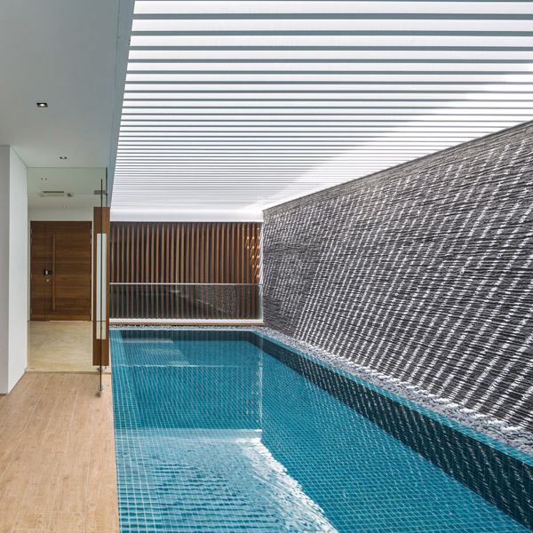 piscine intérieure à débordement dans un projet par Wallflower Architects