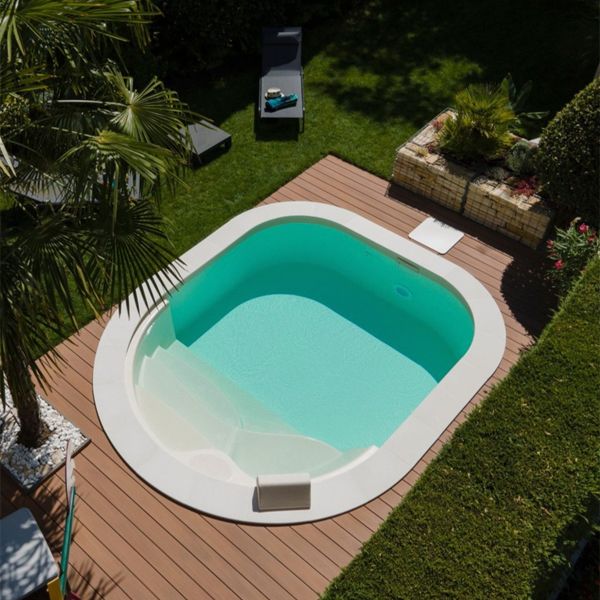 vue drone d'une mini piscine au design arrondi par Waterair