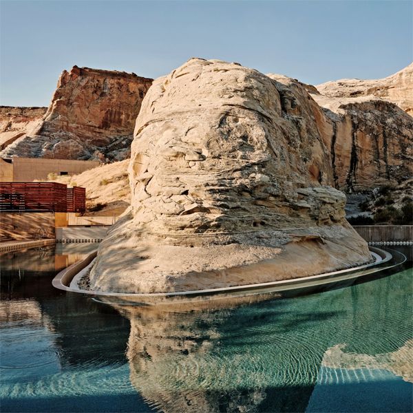 Impressionnante piscine à débordement entouré de rochers, à Amagiri Hotel, un hôtel au design unique au milieu du désert de l'Utah, par Wendell Burnette Architects