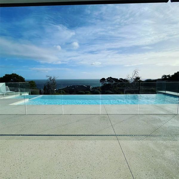 piscine à débordement avec spa intégré, au design minimaliste, dans un projet par Wolf Architects
