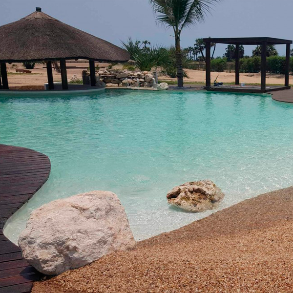 piscina tipo playa en complejo turístico