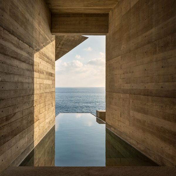 mini piscine minimaliste à débordement dans un projet par Zozaya Arquitectos