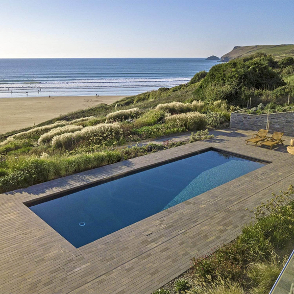 piscine privée à côté de la plage, dans la liste des meilleures piscines de l'été 2022, par Deep End Pools