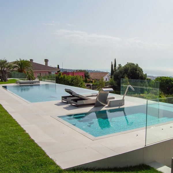 piscine à débordement et spa séparés,  dans la liste des meilleures piscines de l'été 2022, par Piscines Valles