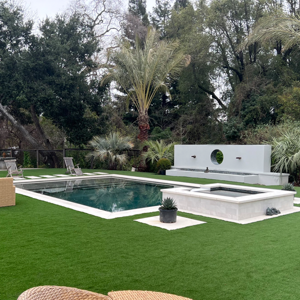 piscine privée au design classique, avec spa, par Chambers Pools, dans un jardin