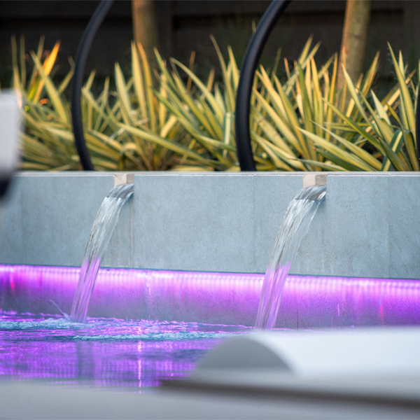 jeux d'eau dans une piscine par Elite Outdoor Living