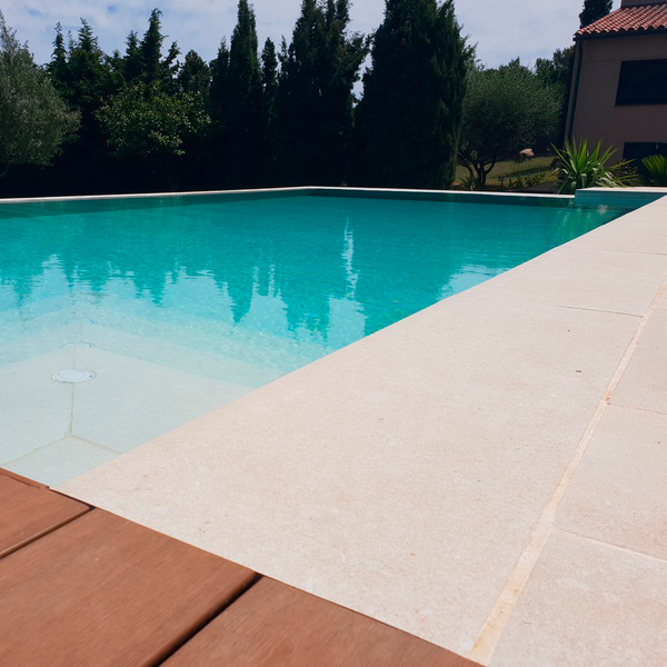 piscine blanche à débordement