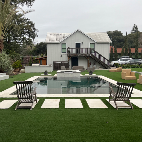 piscine noire privée au design classique, avec spa, par Chambers Pools, dans un jardin
