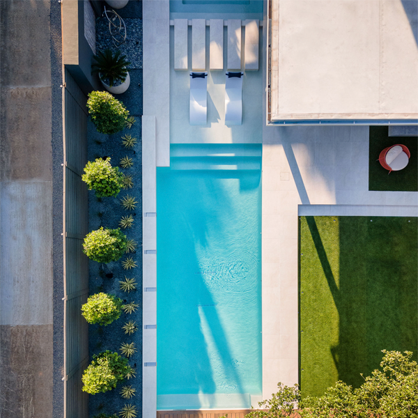 vue drone d´une piscine sur mesure par Elite Outdoor Living