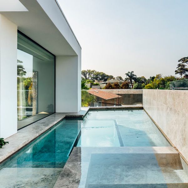 piscine privée avec sol transparent et spa, avec revêtement en marbre, par Aloha Pools