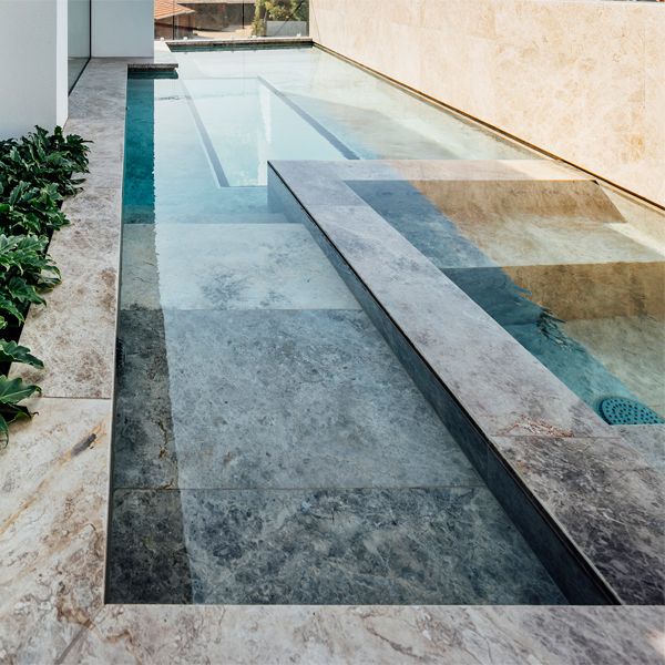 piscine privée avec sol transparent et spa, avec revêtement en marbre, par Aloha Pools